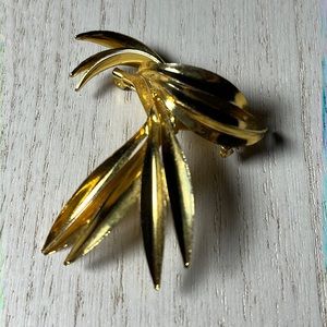 Gold toned vintage brooch. Gently preowned.